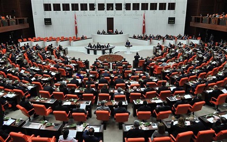 ​Парламент Турции проведет в среду чрезвычайное заседание